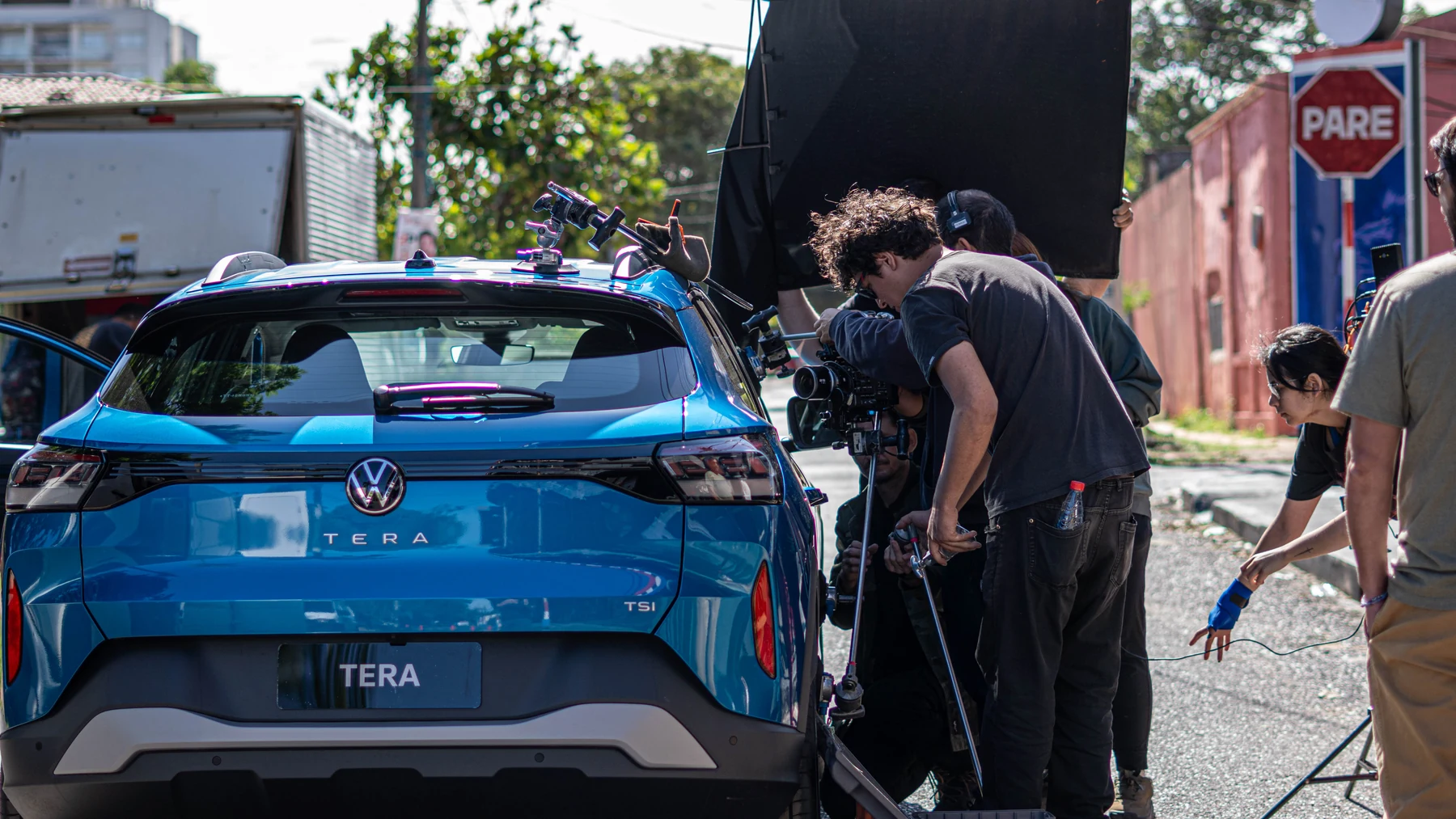 Cámara filmando el VW Tera junto al cartel PARE
