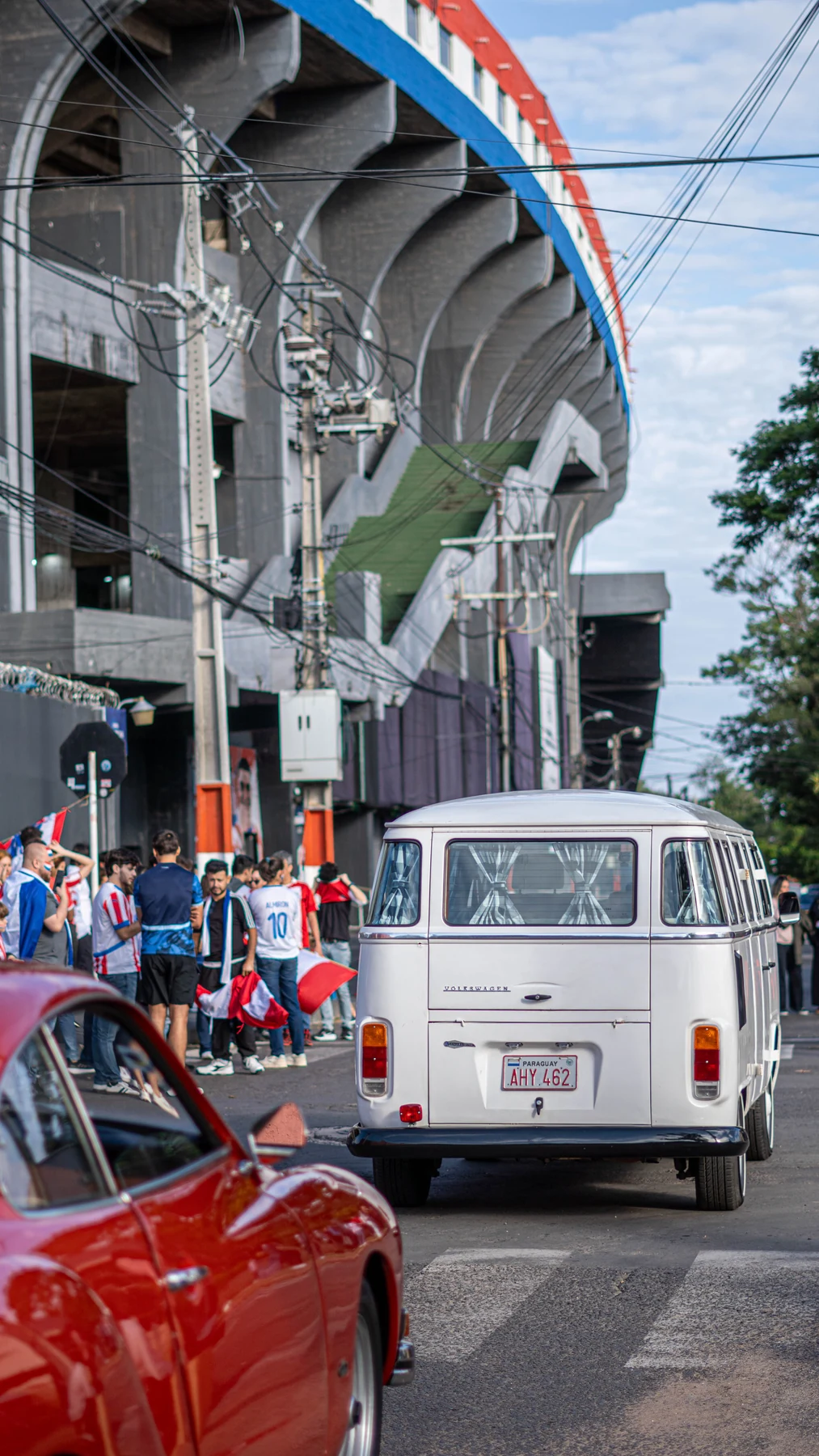 Combi VW clásica y Karmann Ghia frente al estadio Defensores del Chaco