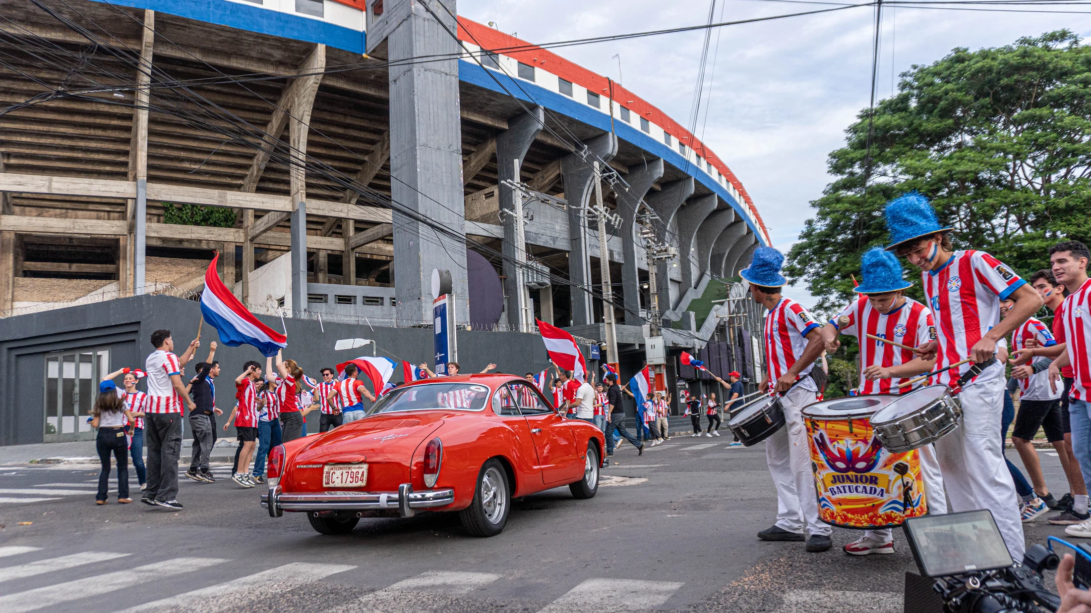 Karmann Ghia y batucada frente al estadio Defensores del Chaco