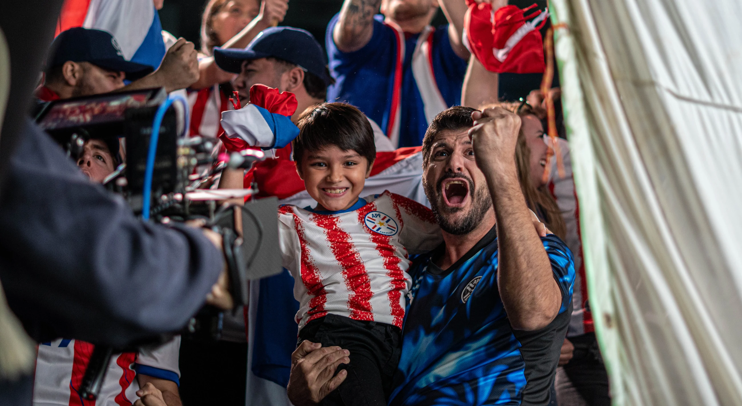 Un padre y su hijo gritan de emoción en la cancha